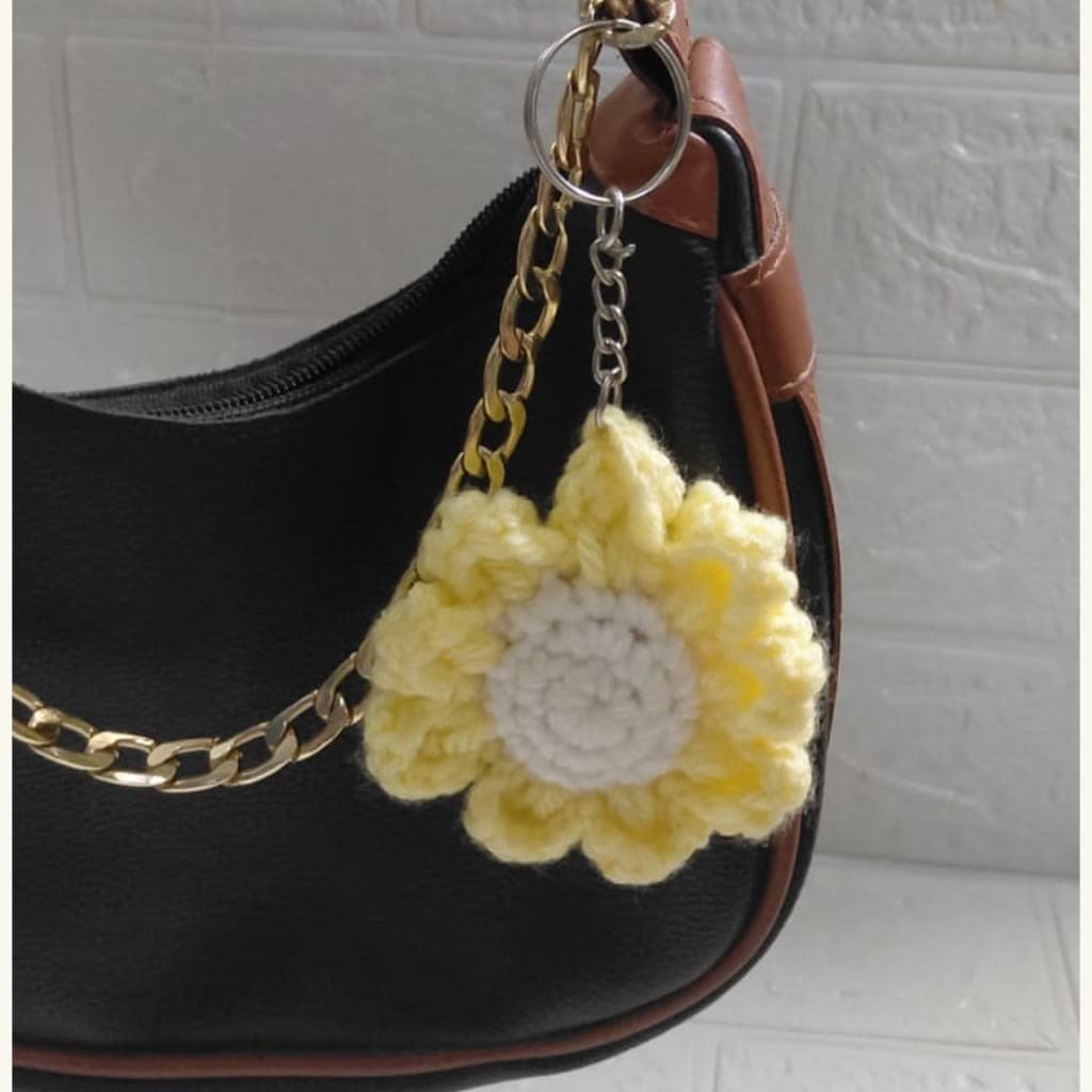Handmade daisy flower keychain — photo 2