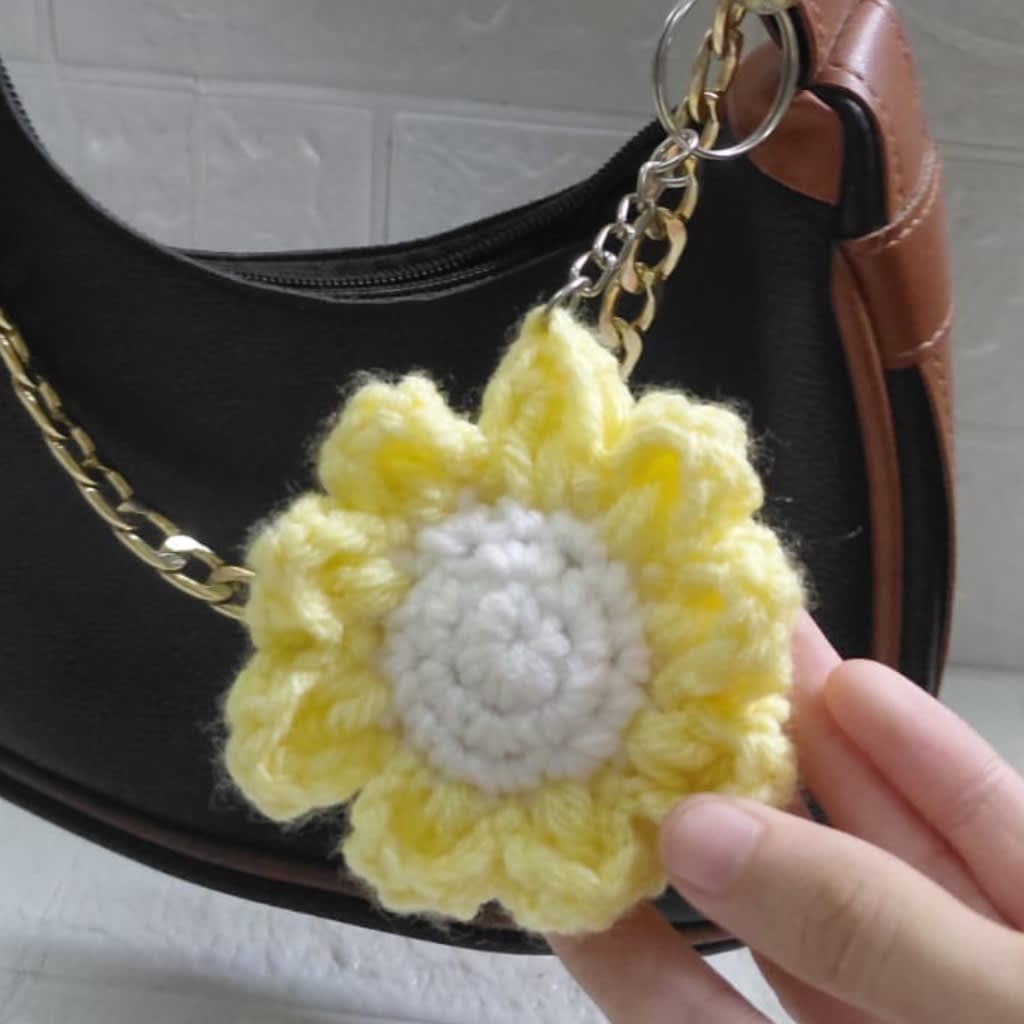 Handmade daisy flower keychain — photo 3